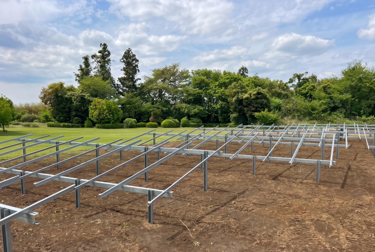 太陽光野立て用架台の施工写真